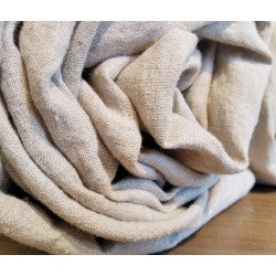 C: Tissu en lin doux, élégant et naturel pour literie haut de gamme, illustrant son élégance et sa texture.