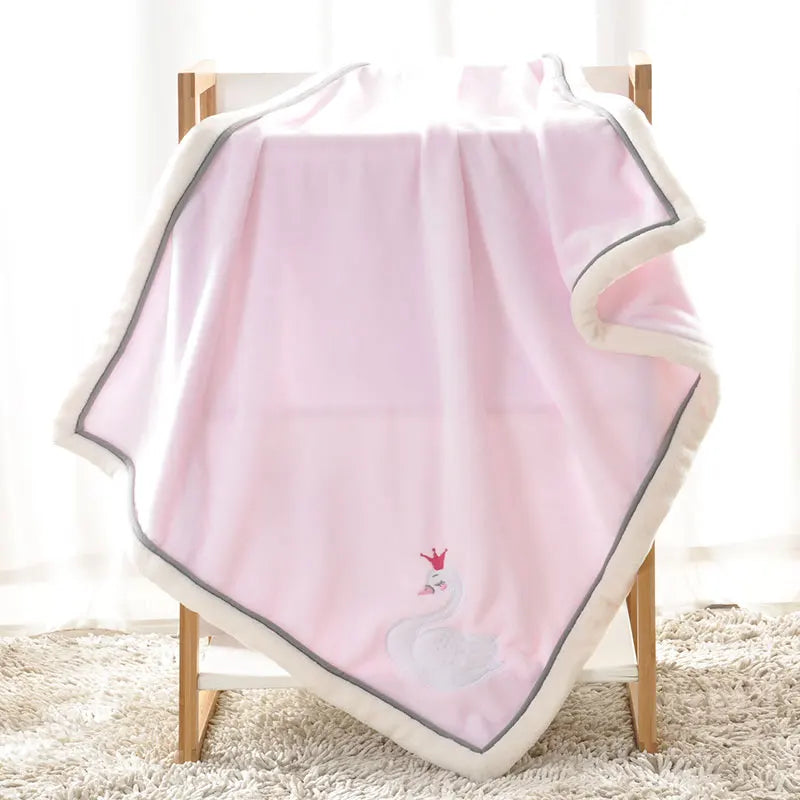 Couverture brodée pour bébé cygne