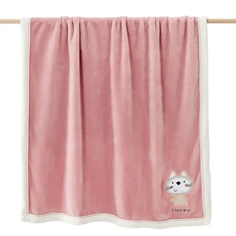 Image of Couverture brodée pour bébé chat léger et confortable.