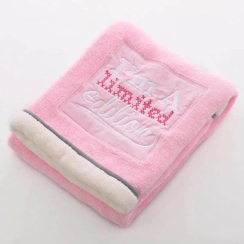 Couverture brodée pour nouveau-né rose