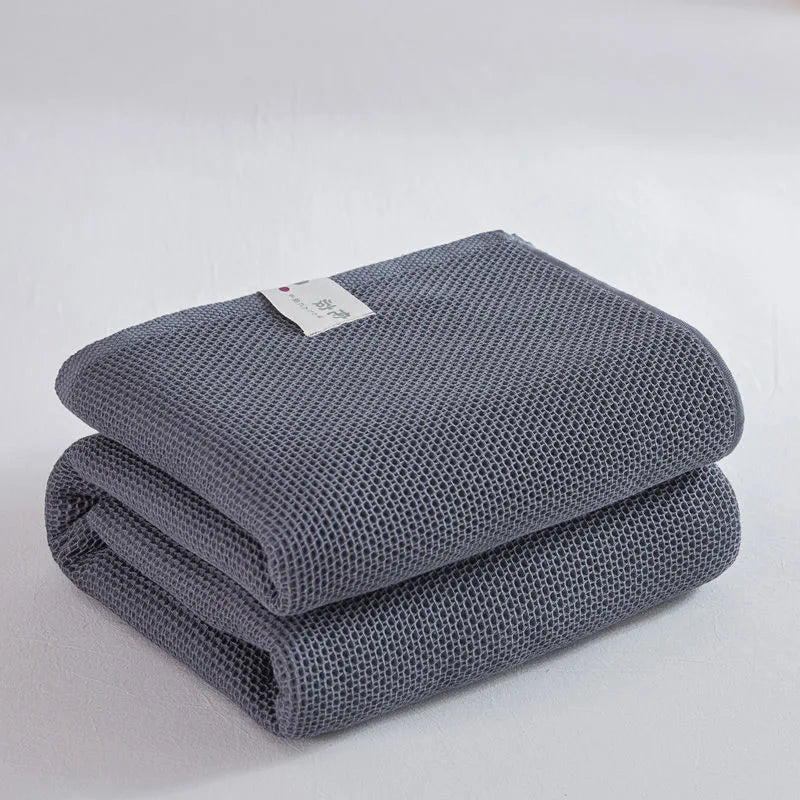 Couverture à carreaux en coton gris