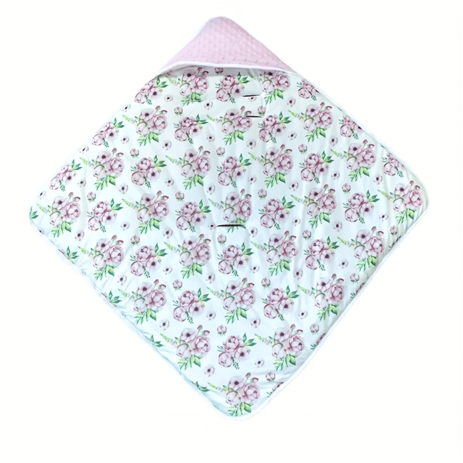 Image of Couverture emmaillotage bébé réversible avec motifs floraux et revers rose, parfaite pour le confort des bébés.