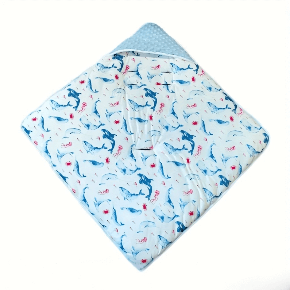 Couverture emmaillotage bébé réversible avec motifs marins et tissu doux au toucher.
