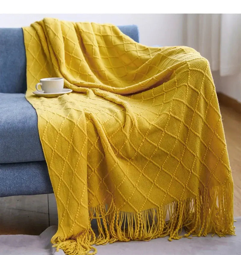 Image of Couverture en Tricot Jaune– décoration et chaleur