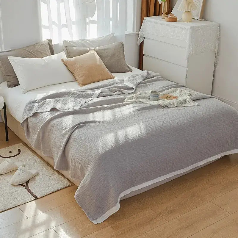 Image of Couverture en mousseline de coton gris clair– élégance chambre