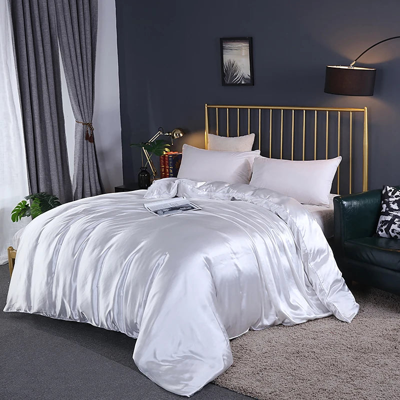 Couverture en satin blanc