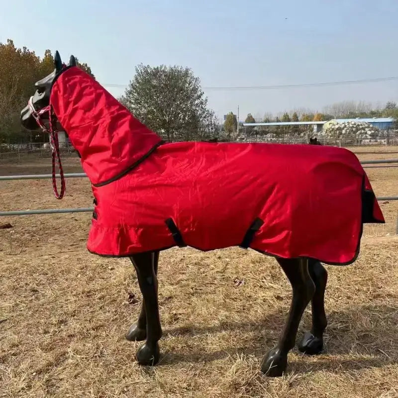 Image of Couverture imperméable pour cheval rouge-protection et confort intérieur