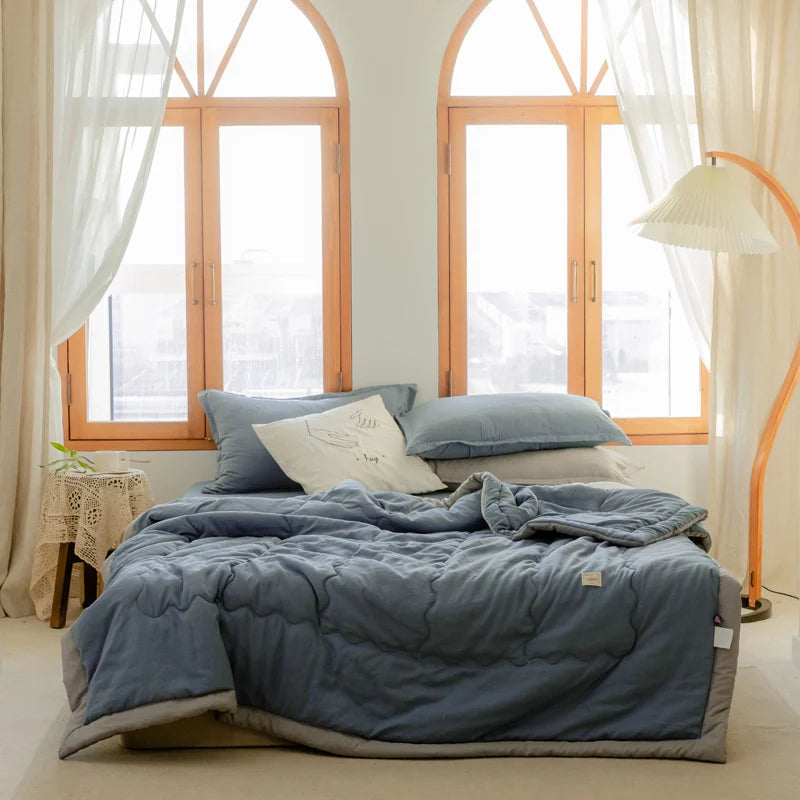 Couverture lit matelassé pour l'été bleu