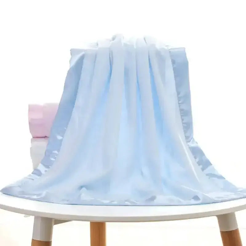 Image of Couverture bébé satinée bleu – douceur pour nouveau-né